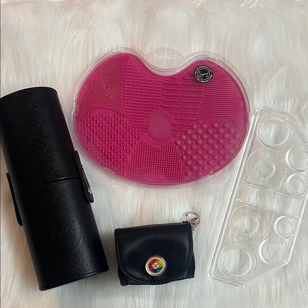 Sigma Beauty Cleaning Mat & Makeup Brush Case, Beauty Blender Case & Organizer